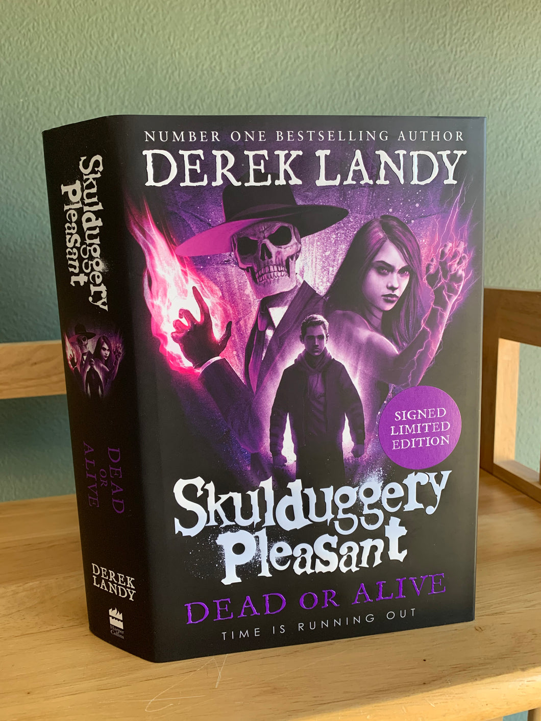 Skulduggery Pleasant - Dead or Alive (signed Limited edition)
